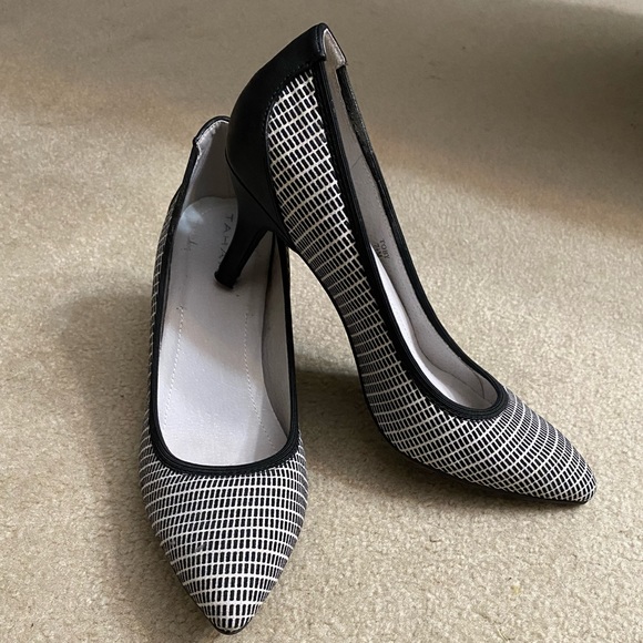 Tahari kitten Women’s heels with/ playful design, Ta-Toby pointed-toe classic - Picture 16 of 16